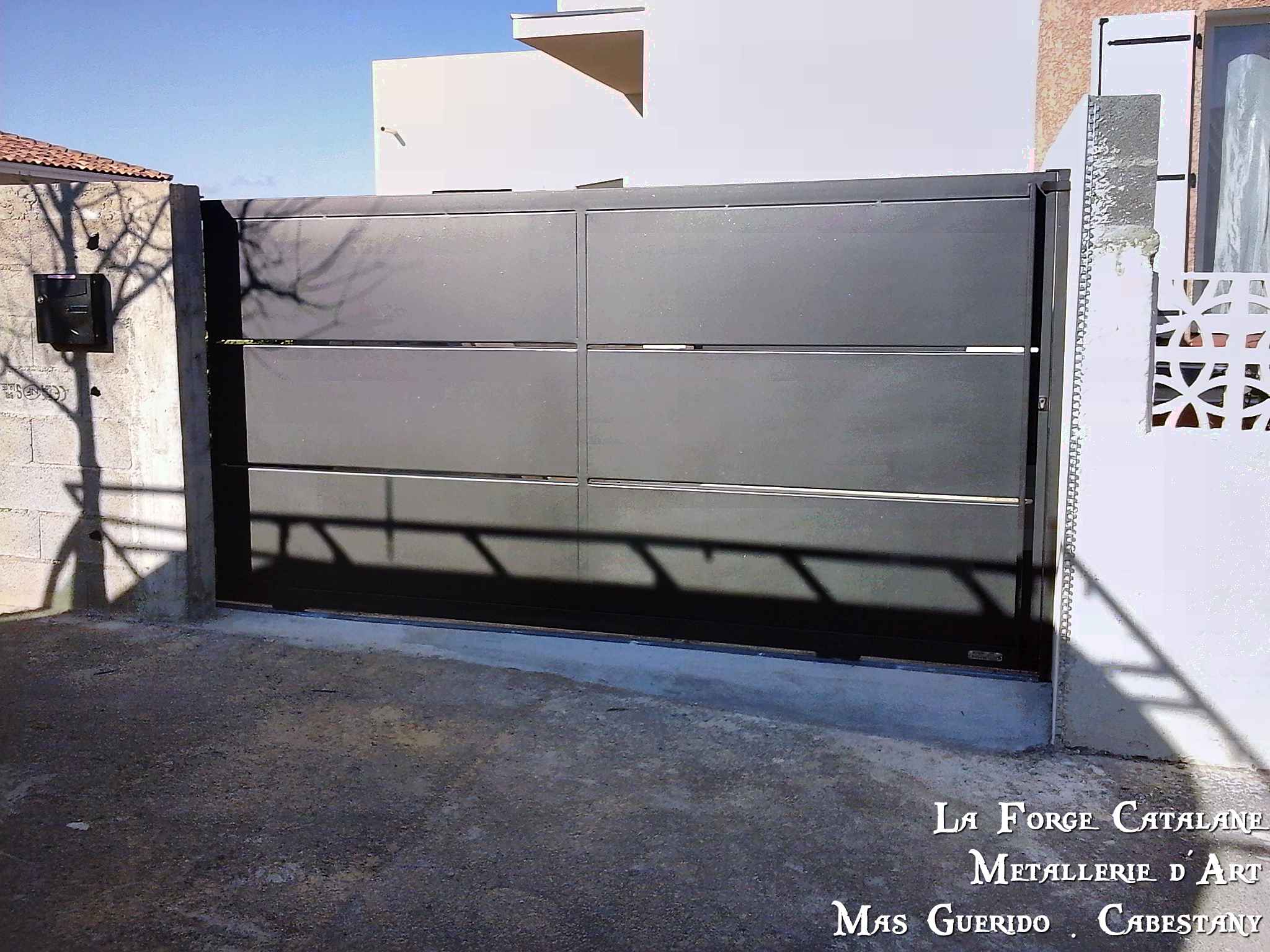 portail coulissant tole caissonne moderne decoupe laser vantaux  La Forge Catalane Cabestany.jpg